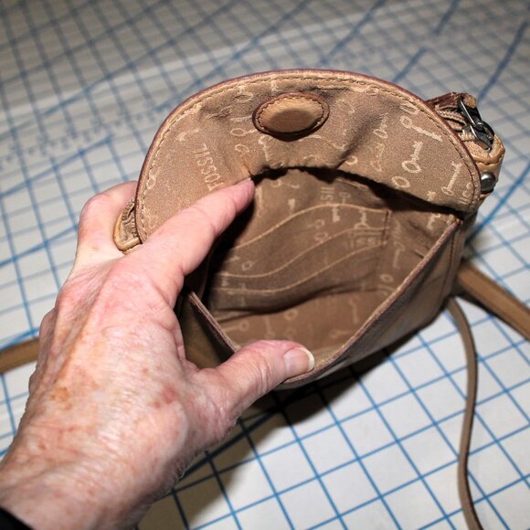 Fossil Tan Pebbled Leather Crossbody Bag - Picture 7 of 8